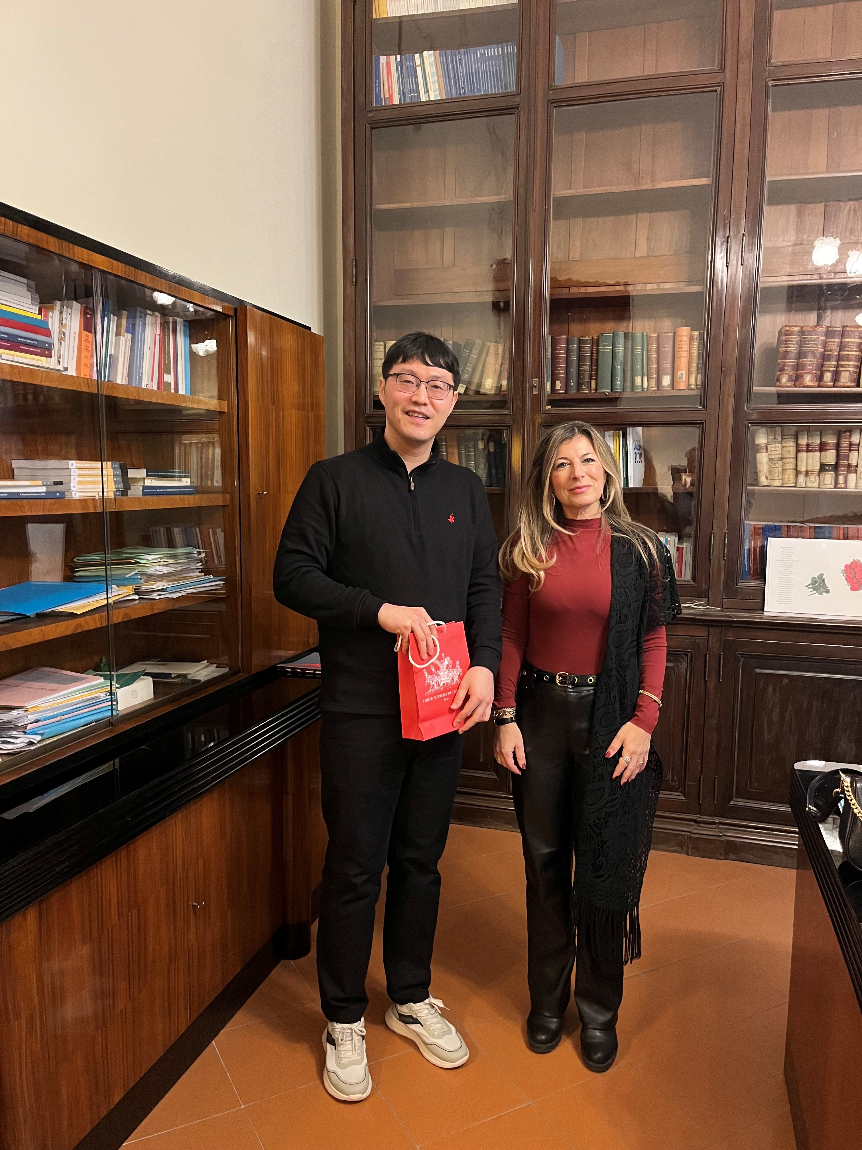 Foto magistrato coreano.jpg